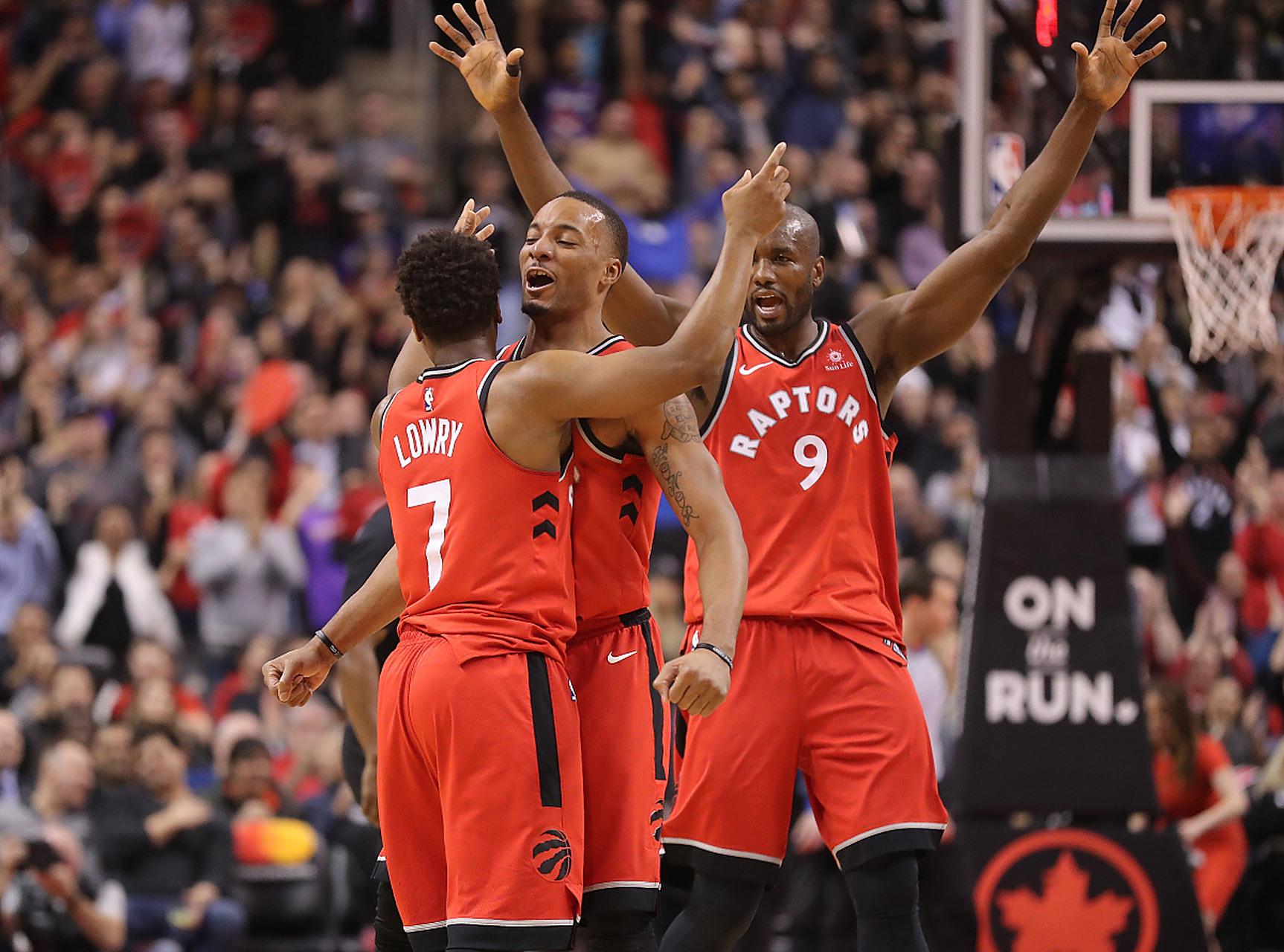 猛龙队主场取胜,球迷热情欢呼 猛龙队主场取胜,球迷热情欢呼