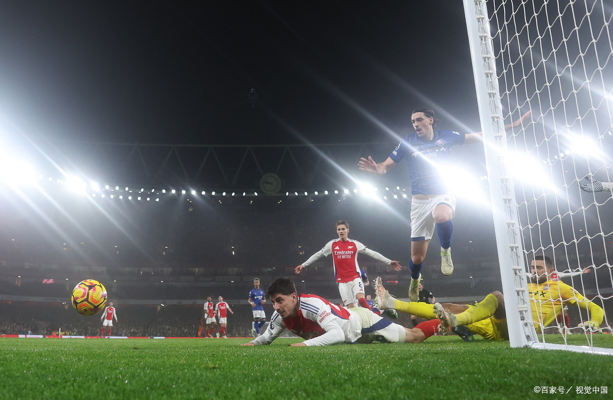 激烈的竞争让球场上的气氛紧张刺激 激烈的竞争让球场上的气氛紧张刺激