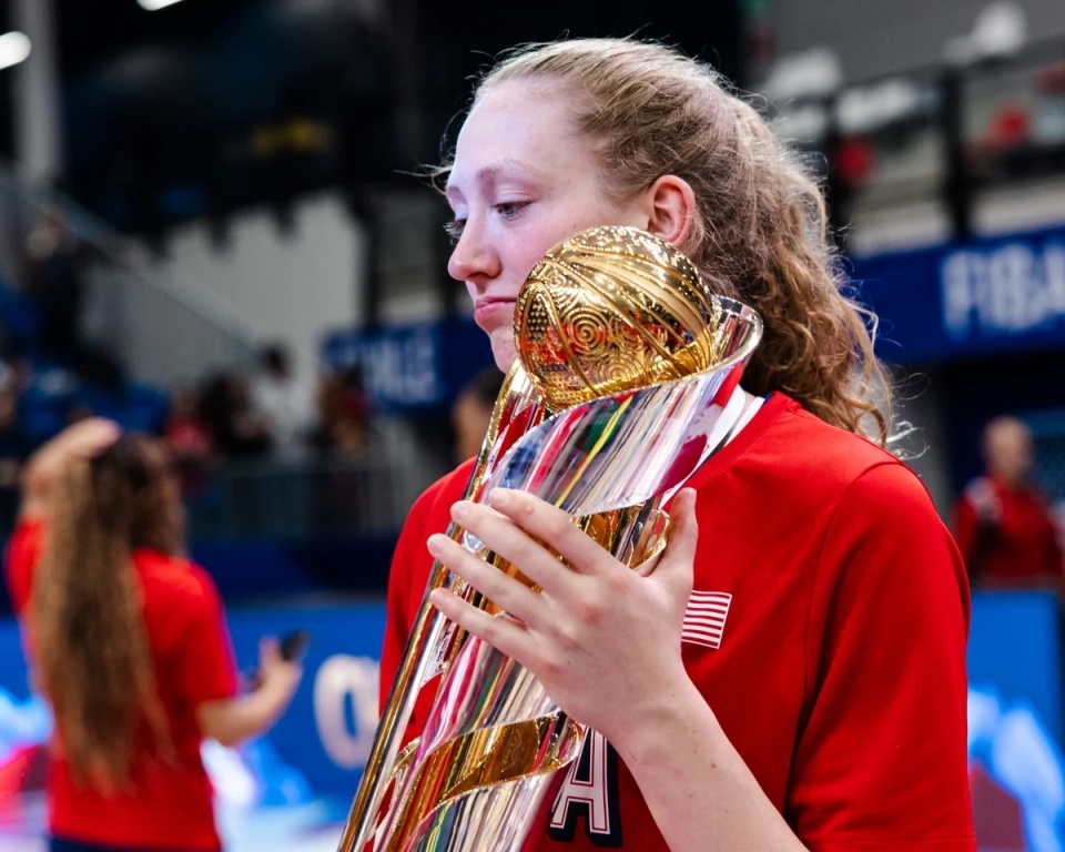 国外篮球联赛中球员实现逆袭夺冠